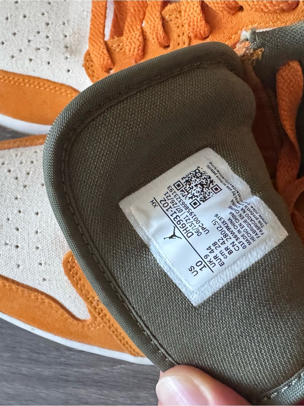Men’s Air Jordan 1 Low SE “Light Curry” Size 10 - Picture 7 of 7